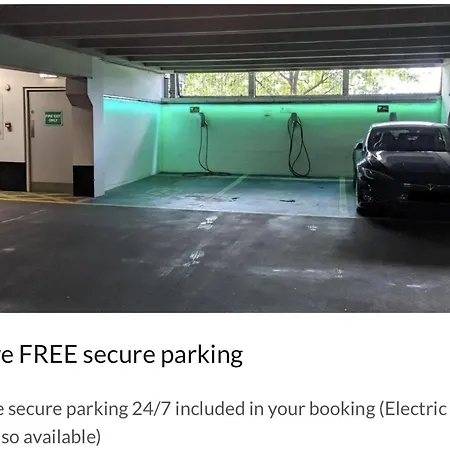 King Penthouse View&free Parking! Λιντς